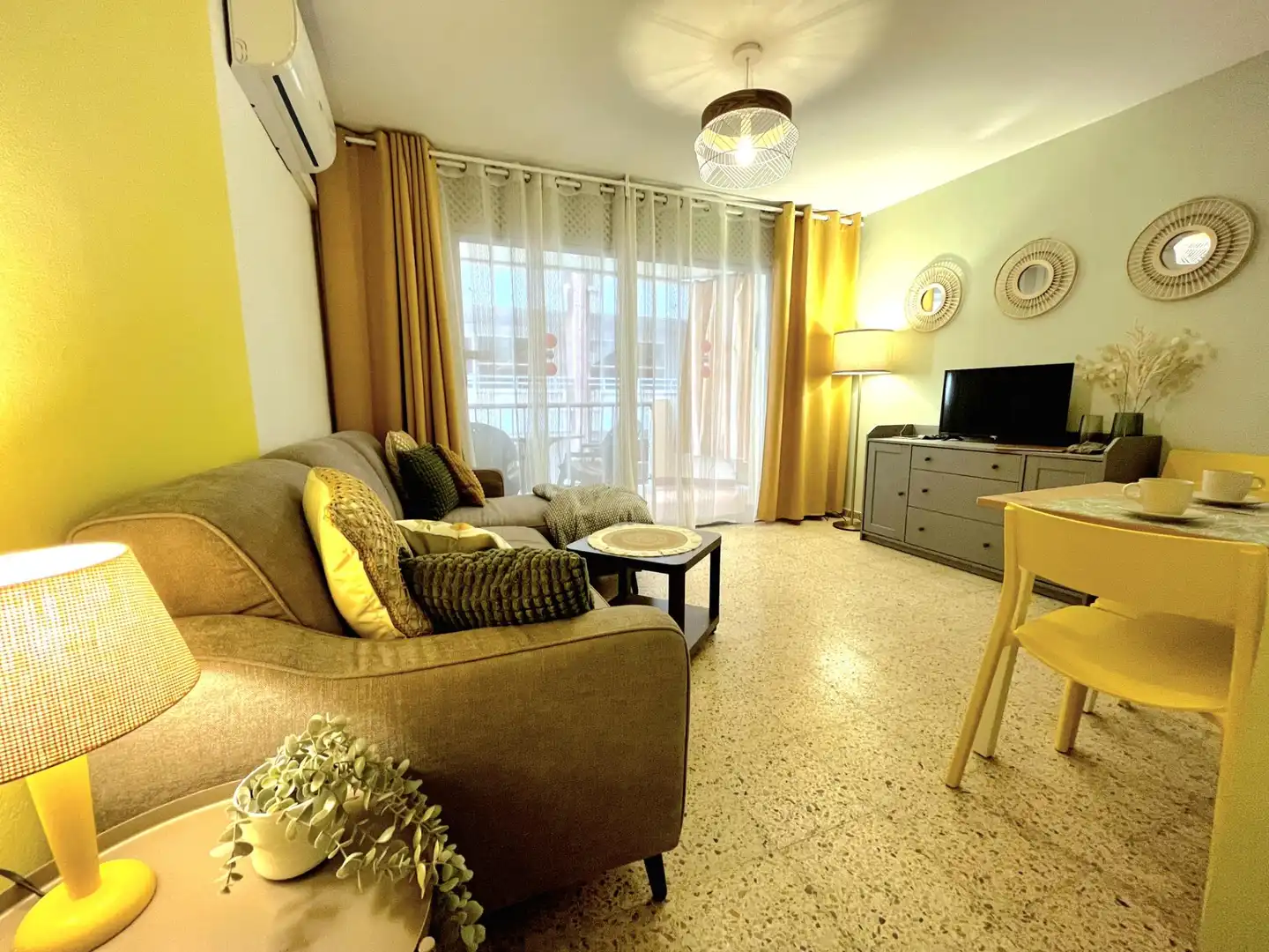 Sala de estar de Apartamento en venta en Salou con Aire acondicionado, Amueblado y Balcón