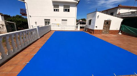 Gran casa con 2 viviendas independientes, piscina y gran parcela en Sils