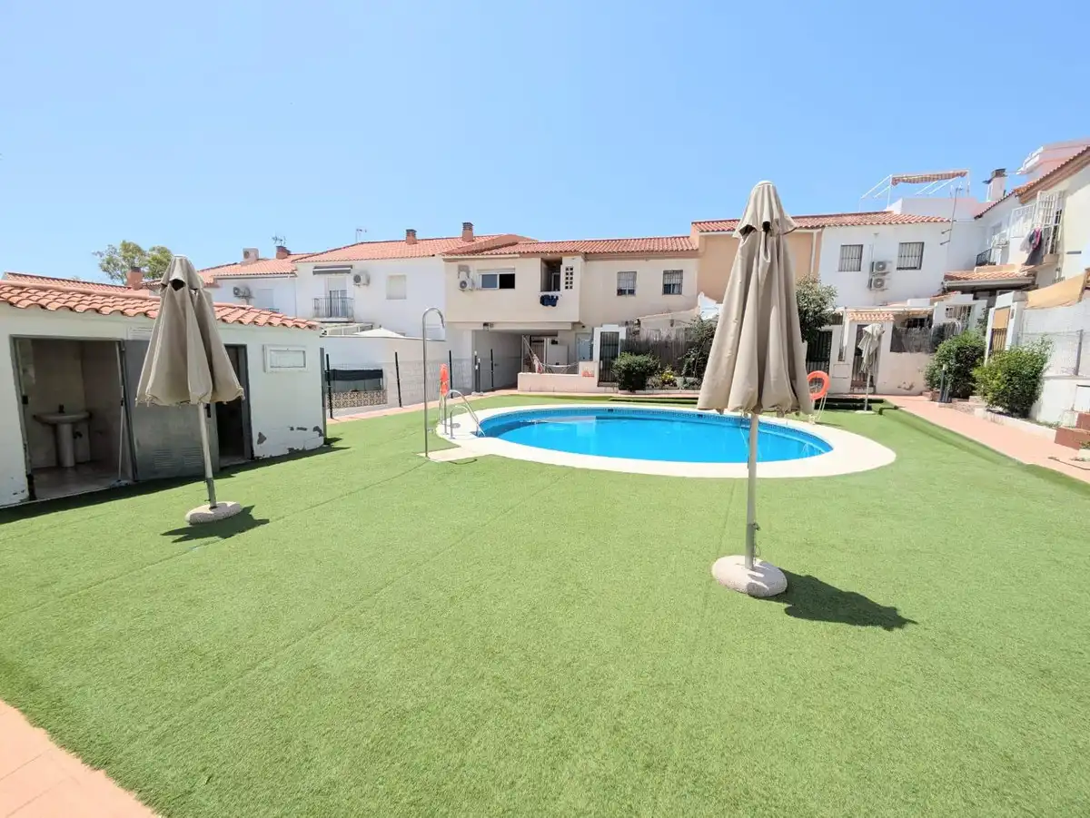 Piscina de Casa adosada en venda en Torremolinos amb Aire condicionat, Calefacció i Jardí privat