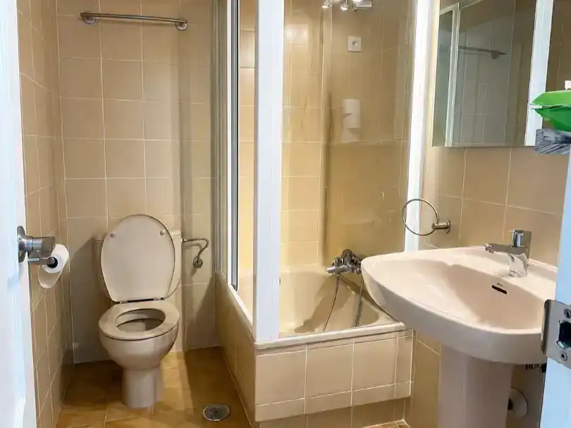 Bany de Casa o xalet de lloguer en La Moraleja amb Aire condicionat, Jardí privat i Piscina