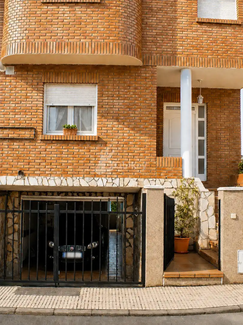 Vista exterior de Casa o chalet en venta en Onzonilla con Calefacción, Parquet y Piscina