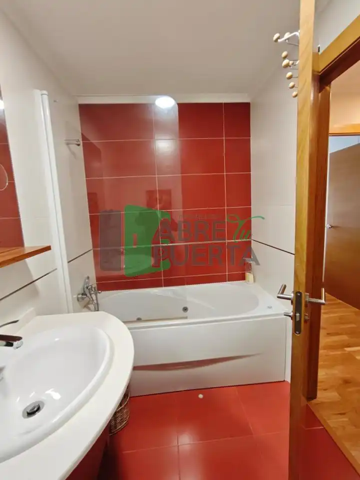 Badezimmer von Wohnungen zur Miete in Allariz mit Heizung, Parkett und Möbliert