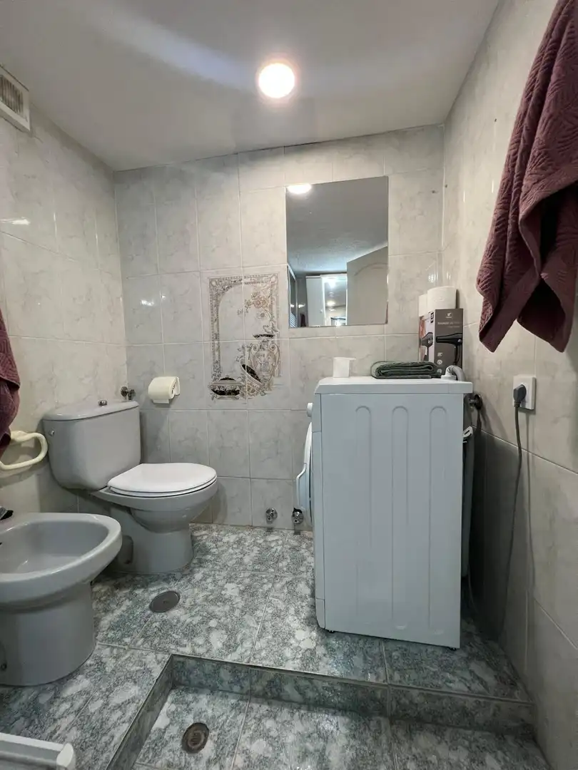 Badezimmer von Wohnungen zur Miete in Fuengirola mit Klimaanlage, Terrasse und Gemeinschaftspool