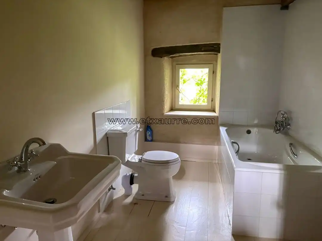Badezimmer von Country house zur Miete in Laudio / Llodio mit Heizung und Balkon