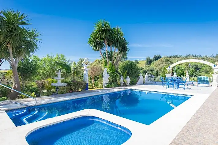 Detached house with terrace for sale in Altos de Estepona