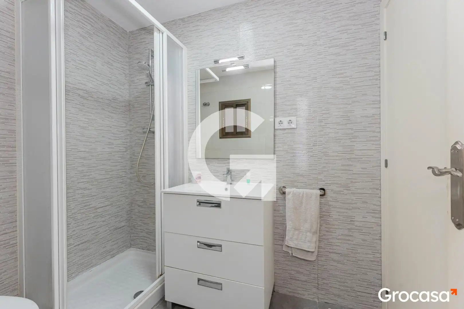 Bathroom of Flat for sale in Cornellà de Llobregat  with Air Conditioner and Oven
