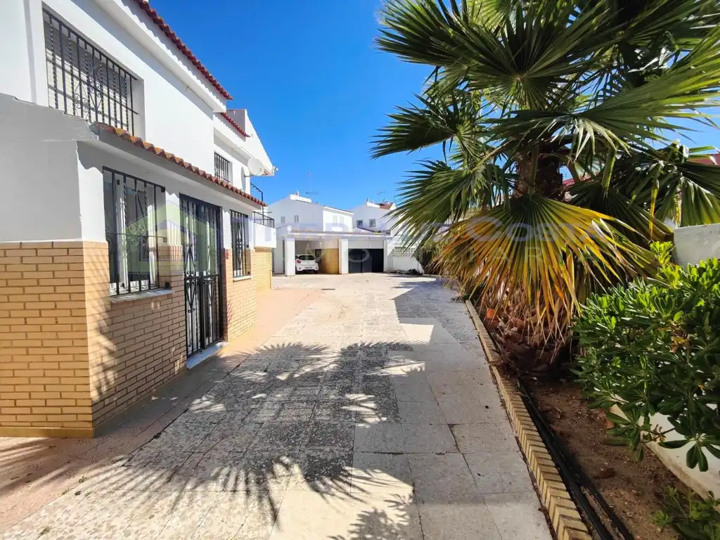Vista exterior de Casa o xalet en venda en La Antilla amb Jardí privat, Terrassa i Traster