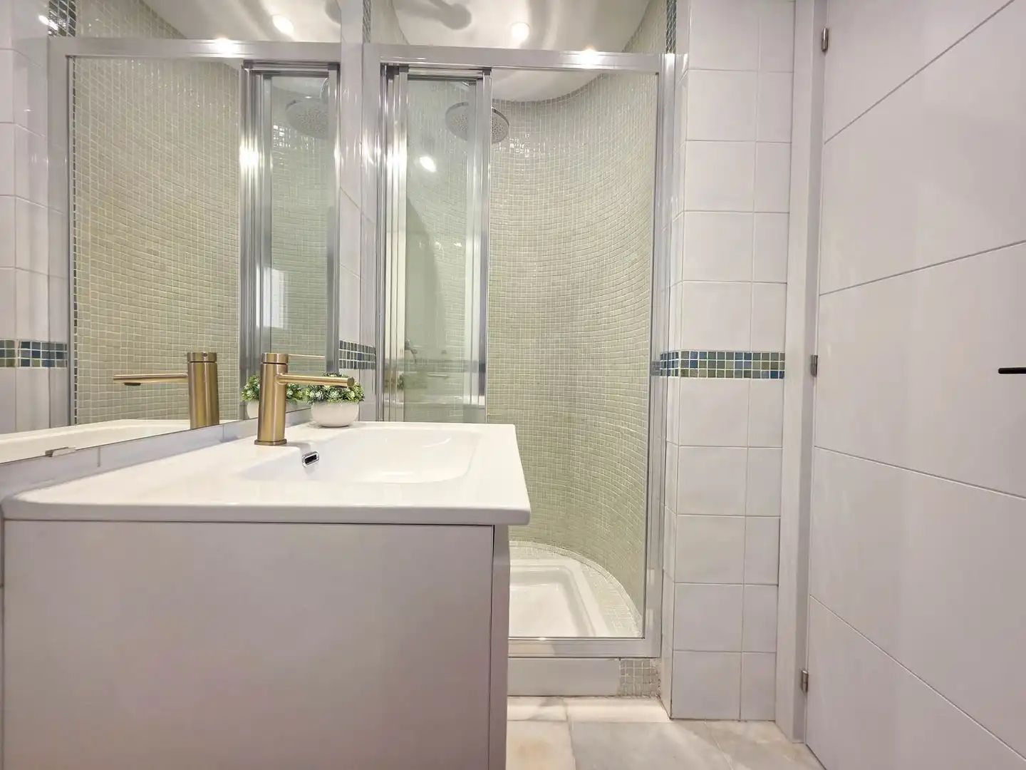 Bathroom of Attic for sale in Manilva  with Air Conditioner, Terrace and Furnished