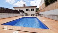 Exterior view of Single-family semi-detached for sale in Argentona  with Swimming Pool