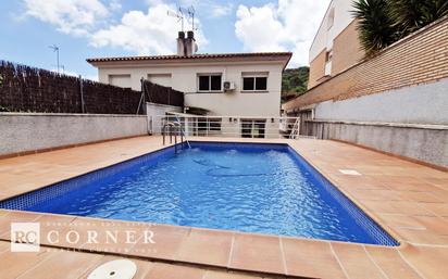 Vista exterior de Casa adosada en venda en Argentona amb Piscina