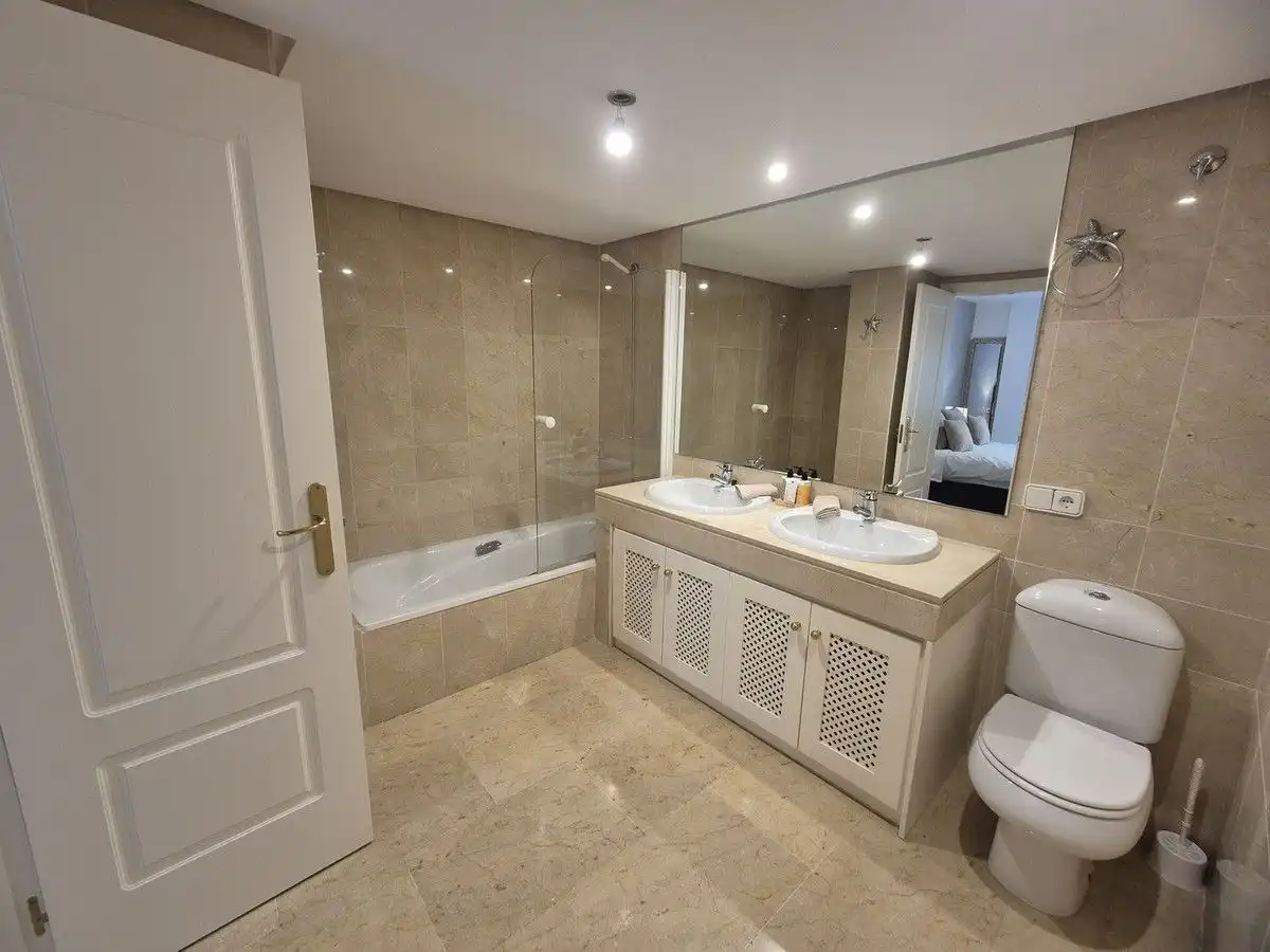 Bany de Apartament de lloguer en Marbella amb Aire condicionat, Calefacció i Terrassa