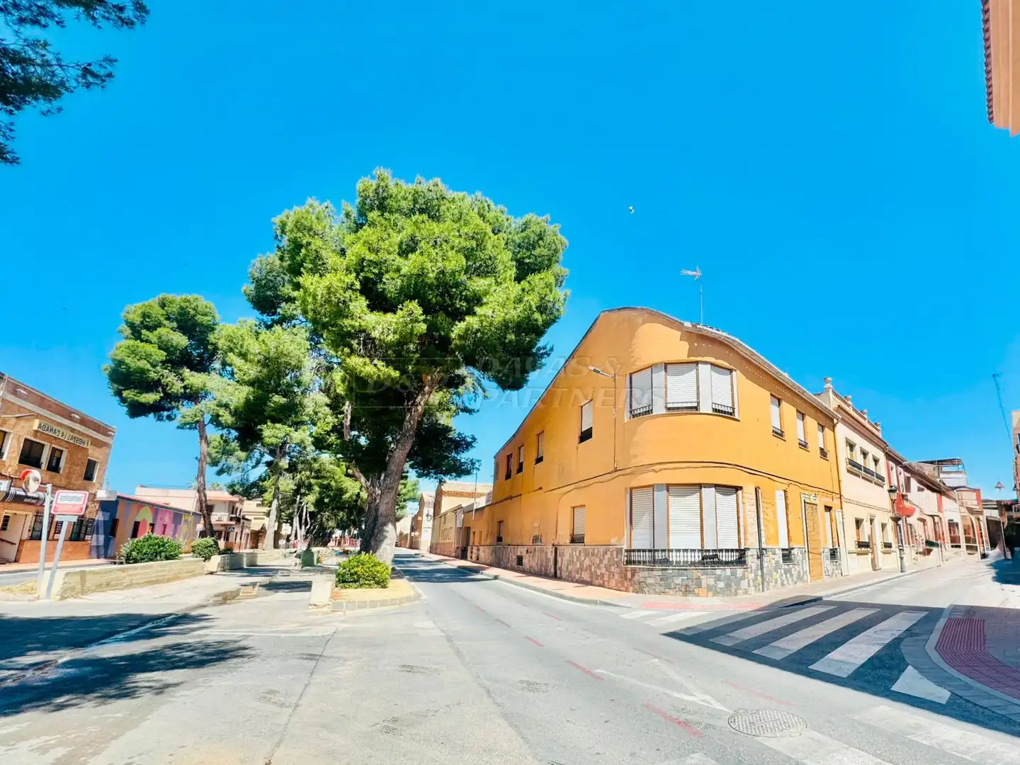 Vista exterior de Edificio en venta en El Pinós / Pinoso