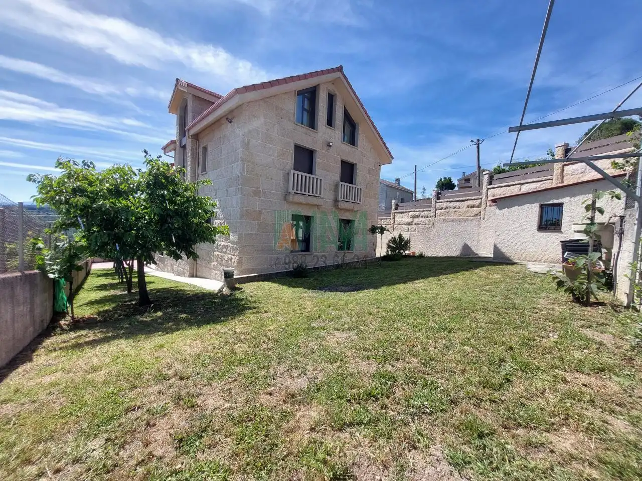 Vista exterior de Casa o xalet en venda en Barbadás amb Calefacció, Jardí privat i Terrassa