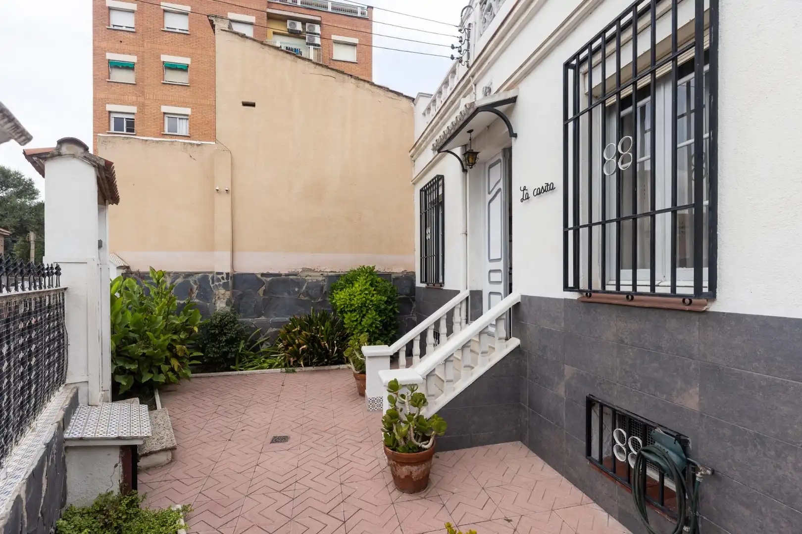Vista exterior de Casa o xalet en venda en Montcada i Reixac amb Aire condicionat, Calefacció i Jardí privat