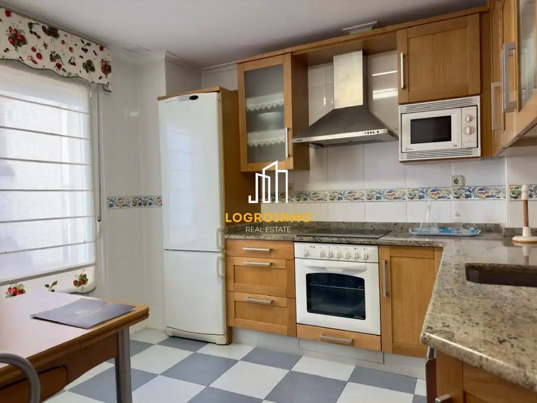 Cuina de Casa o xalet en venda en Oyón-Oion amb Calefacció, Terrassa i Moblat