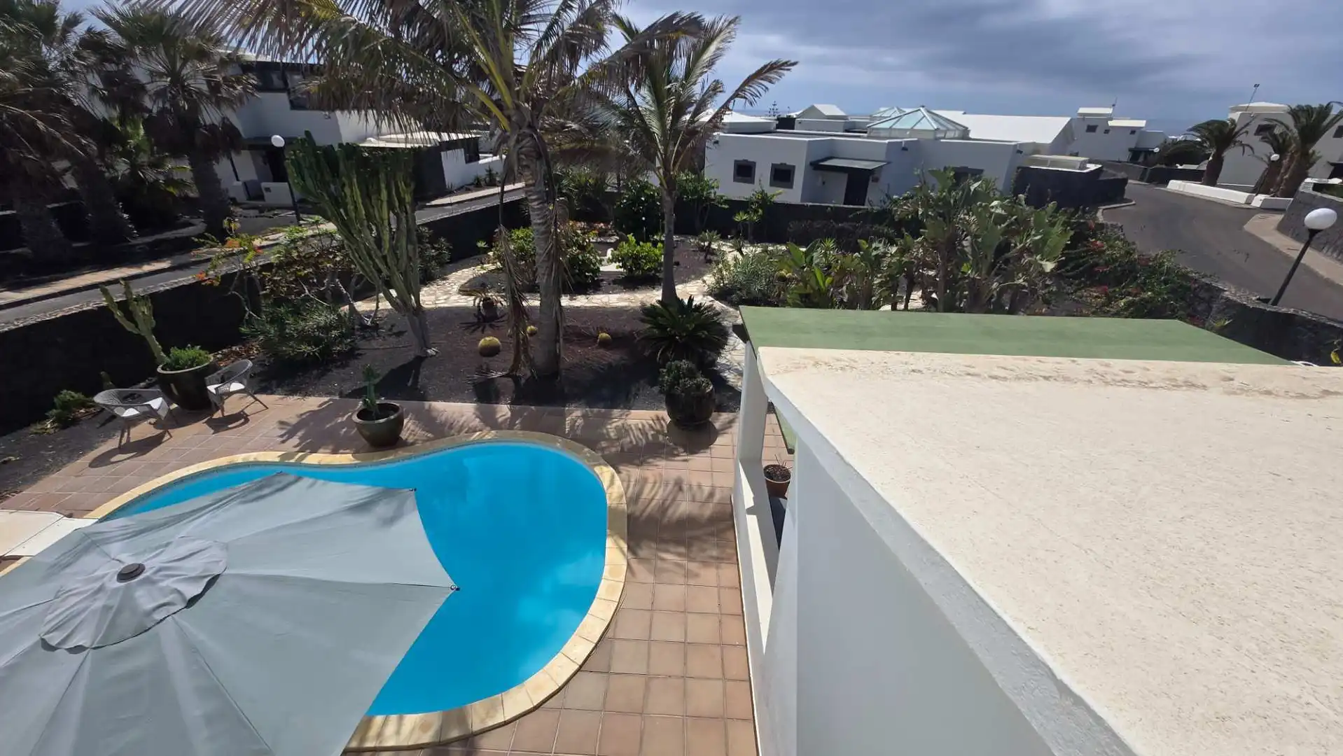 Vista exterior de Casa o xalet en venda en Yaiza amb Jardí privat, Terrassa i Piscina