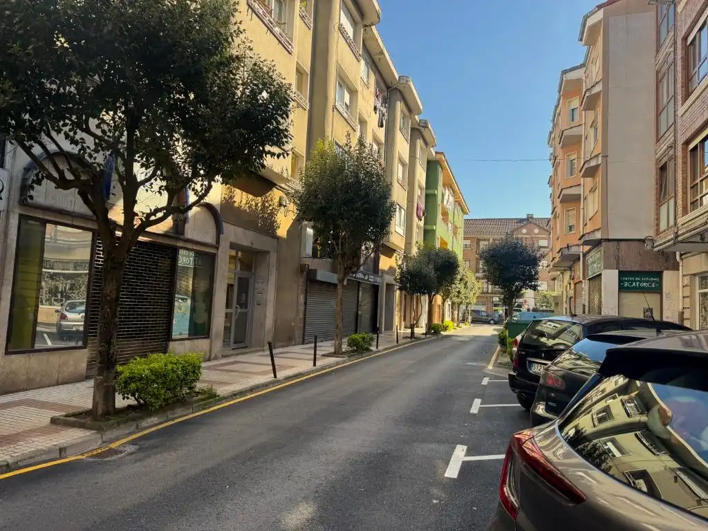 Vista exterior de Pis en venda en Los Corrales de Buelna  amb Calefacció, Parquet i Traster