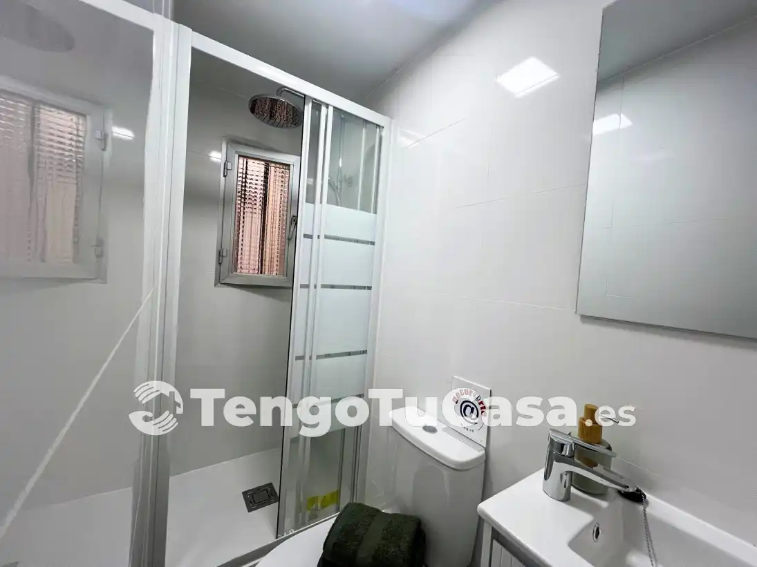 Bathroom of Flat for sale in Madrid  with Air Conditioner, Furnished and Oven