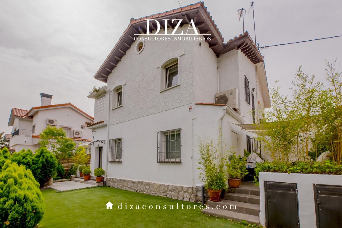 Exterior view of Single-family semi-detached for sale in  Madrid Capital  with Air Conditioner, Heating and Private garden