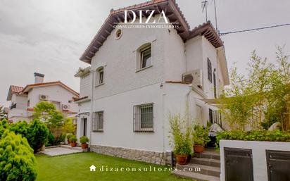 Exterior view of Single-family semi-detached for sale in  Madrid Capital  with Air Conditioner, Heating and Private garden