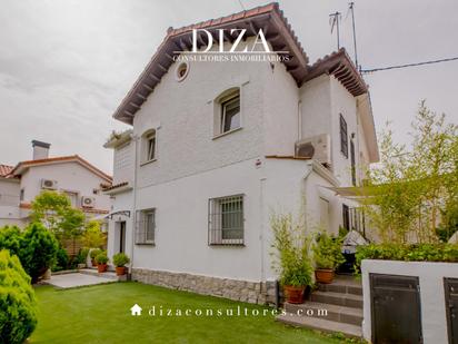 Exterior view of Single-family semi-detached for sale in  Madrid Capital  with Air Conditioner and Terrace