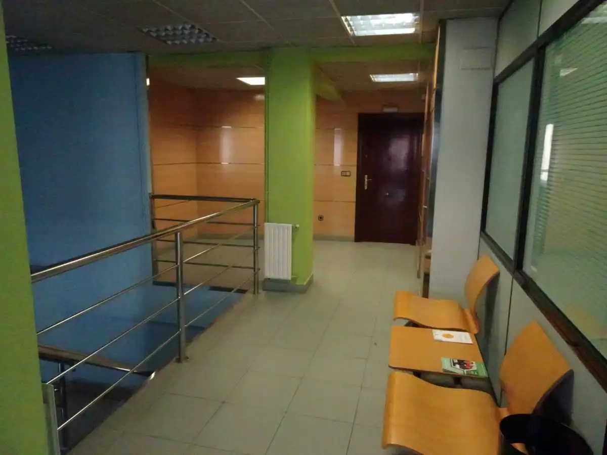 Büro zur Miete in Torrelavega  mit Klimaanlage, Abstellraum und Möbliert