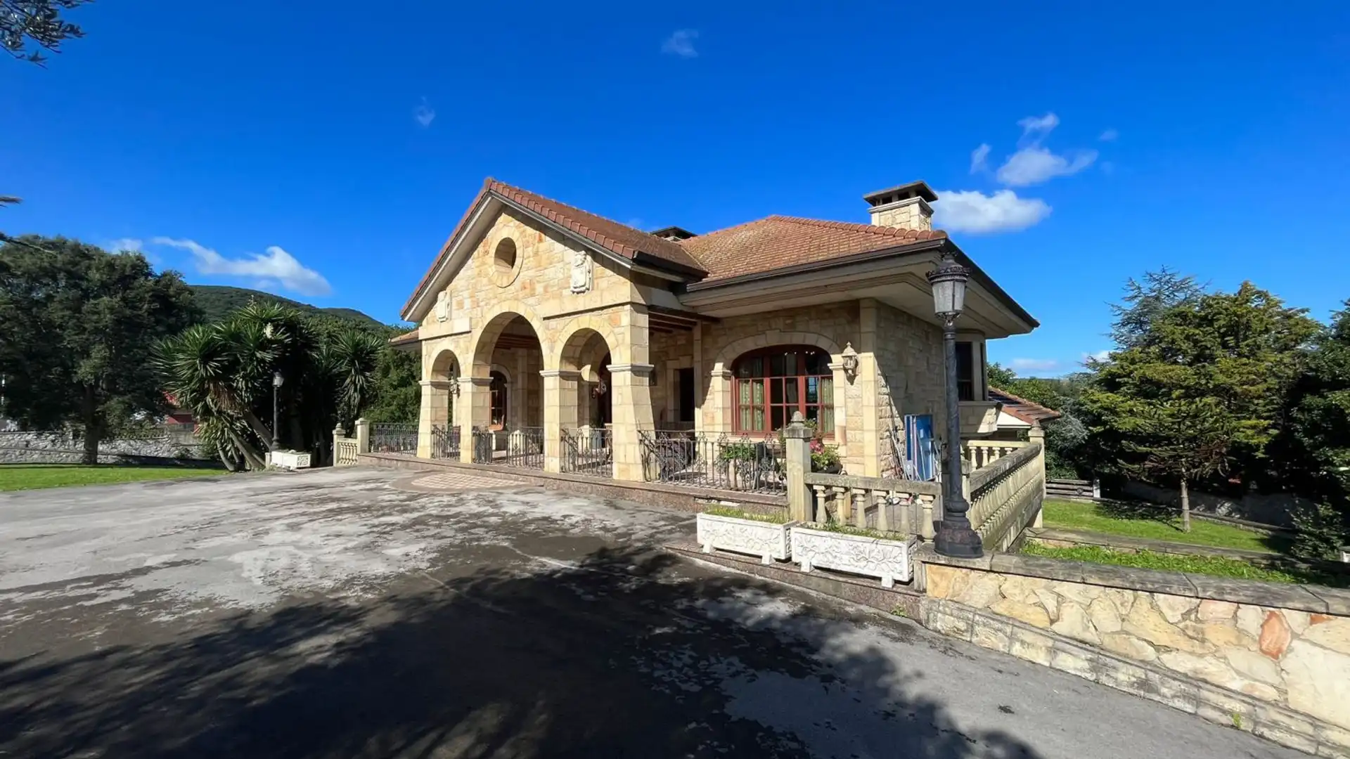 Vista exterior de Casa o xalet en venda en Noja amb Calefacció, Traster i Jacuzzi