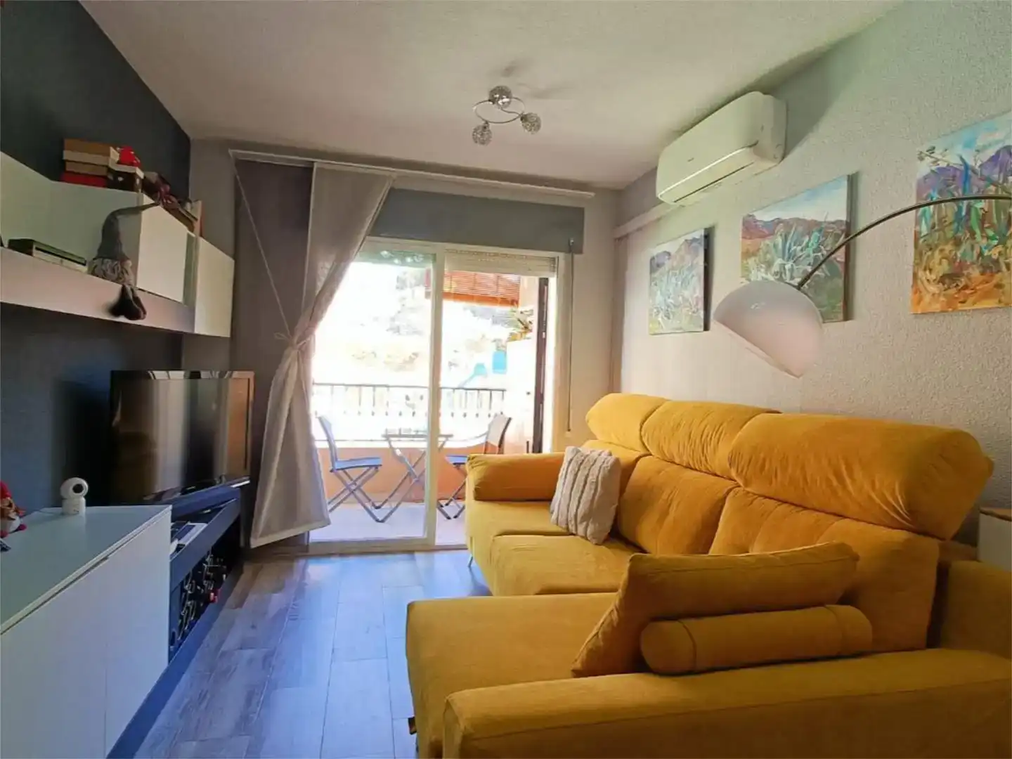 Sala d'estar de Apartament en venda en Roquetas de Mar amb Aire condicionat