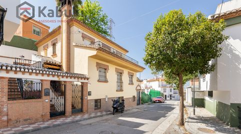 En el corazón de Jun se encuentra esta magnífica vivienda de tres plantas, perfecta para quienes buscan amplitud, comodidad y una