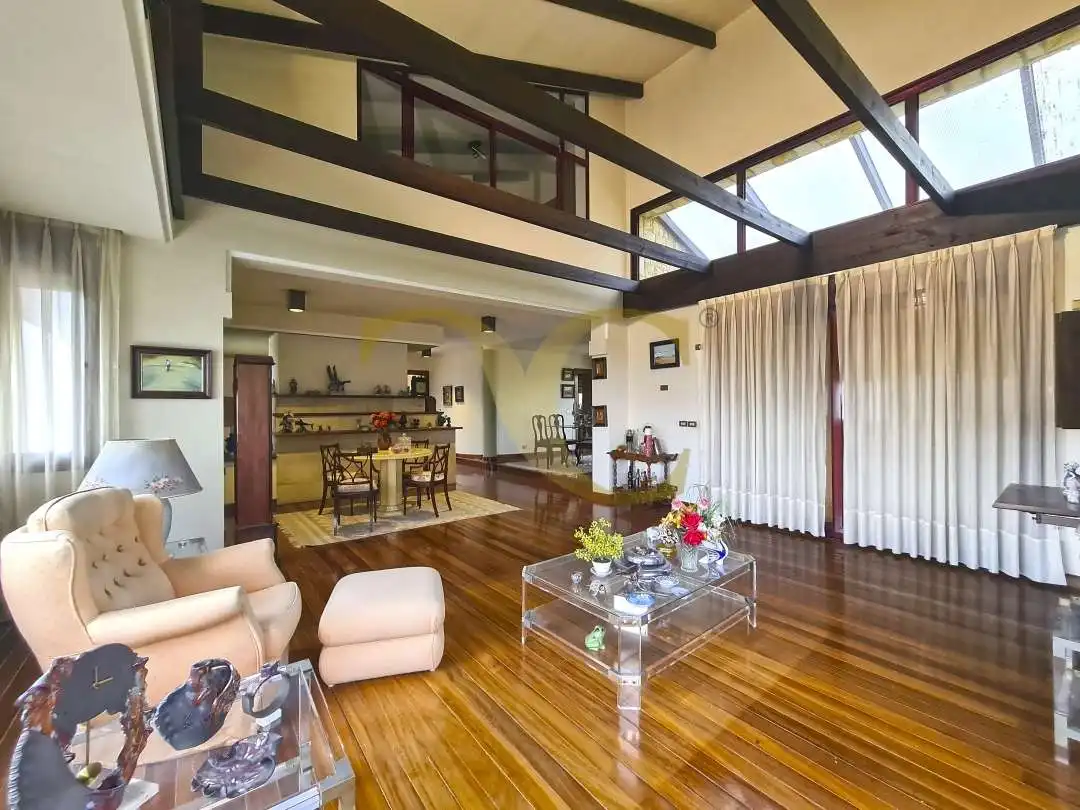 Sala d'estar de Casa o xalet en venda en Oviedo  amb Calefacció, Jardí privat i Terrassa