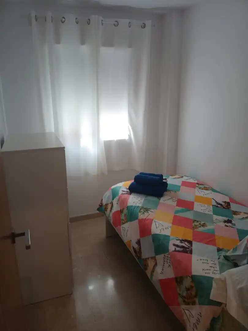 Dormitori de Casa adosada de lloguer en La Línea de la Concepción amb Terrassa, Moblat i TV