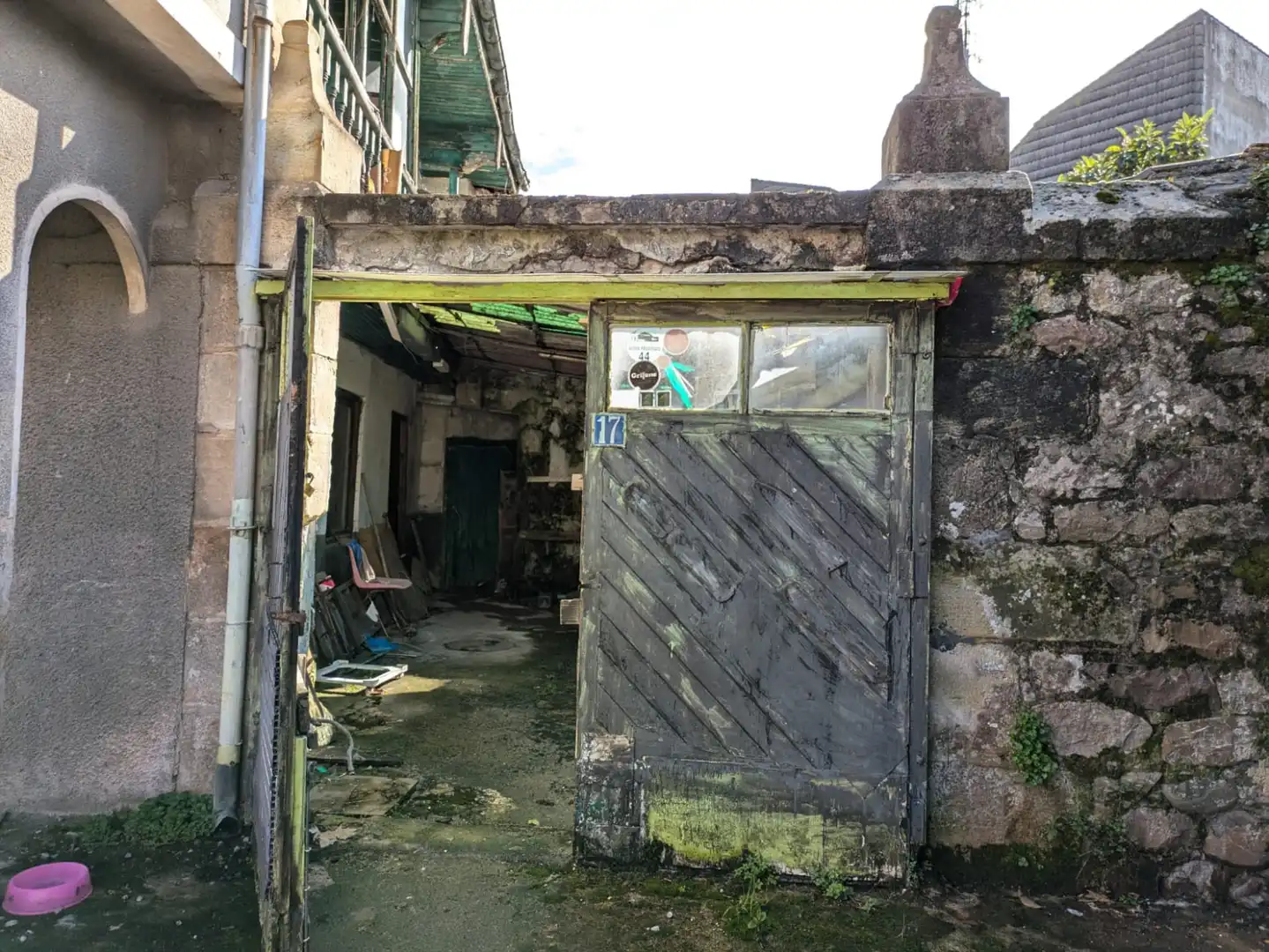 Außenansicht von Einfamilien-Reihenhaus zum Verkauf in Los Corrales de Buelna  mit Privatgarten