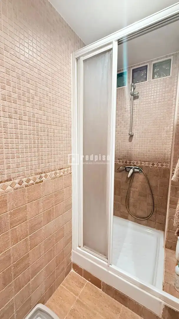 Piso en venta en Comercial, Palomeras Bajas