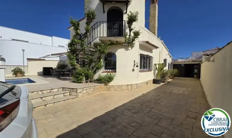 Vista exterior de Casa o xalet en venda en Empuriabrava amb Calefacció, Terrassa i Piscina