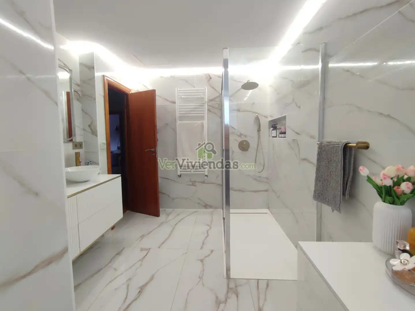 Bathroom of Houses for sale in Vallirana, Barcelona