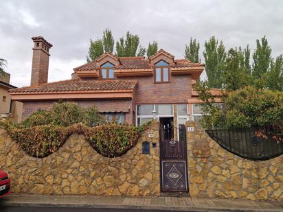 Vista exterior de Casa o xalet en venda en Griñón amb Terrassa i Piscina