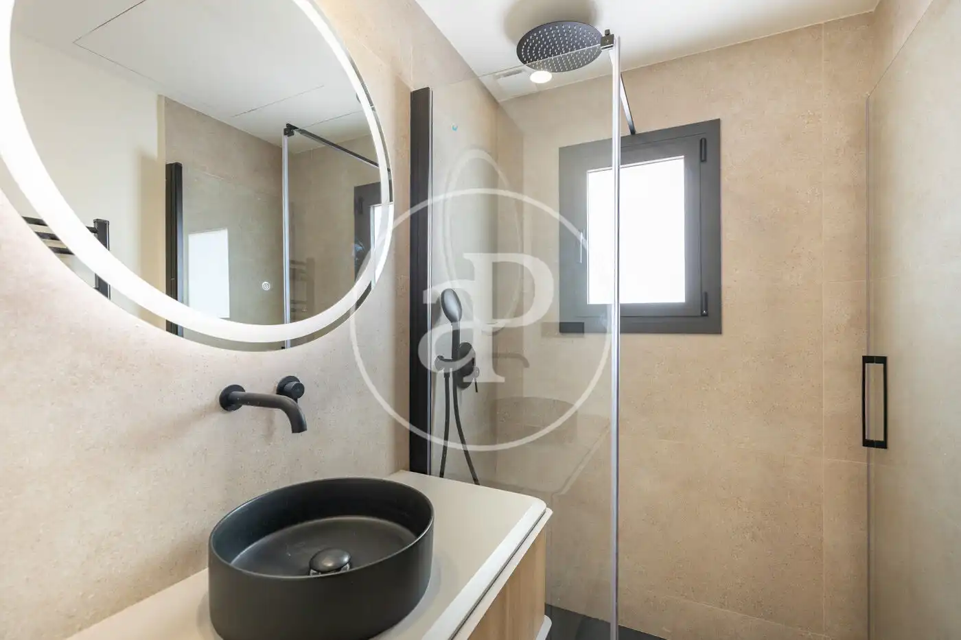 Badezimmer von Wohnung zum Verkauf in Barcelona mit Klimaanlage, Heizung und Terrasse
