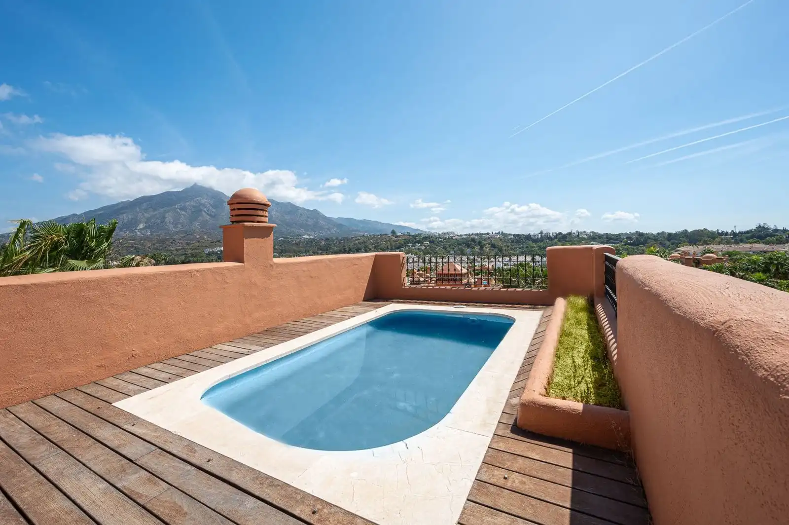 Piscina de Ático en venta en Marbella con Terraza, Trastero y Piscina comunitaria