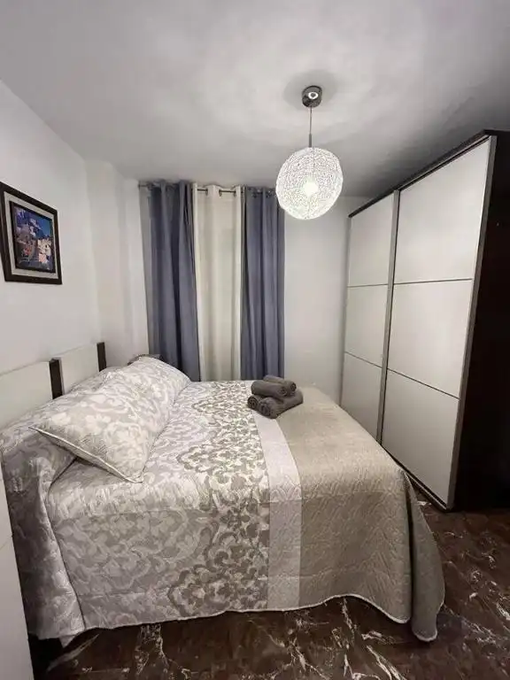 Dormitori de Pis de lloguer en Jaén amb Aire condicionat, Moblat i Microones