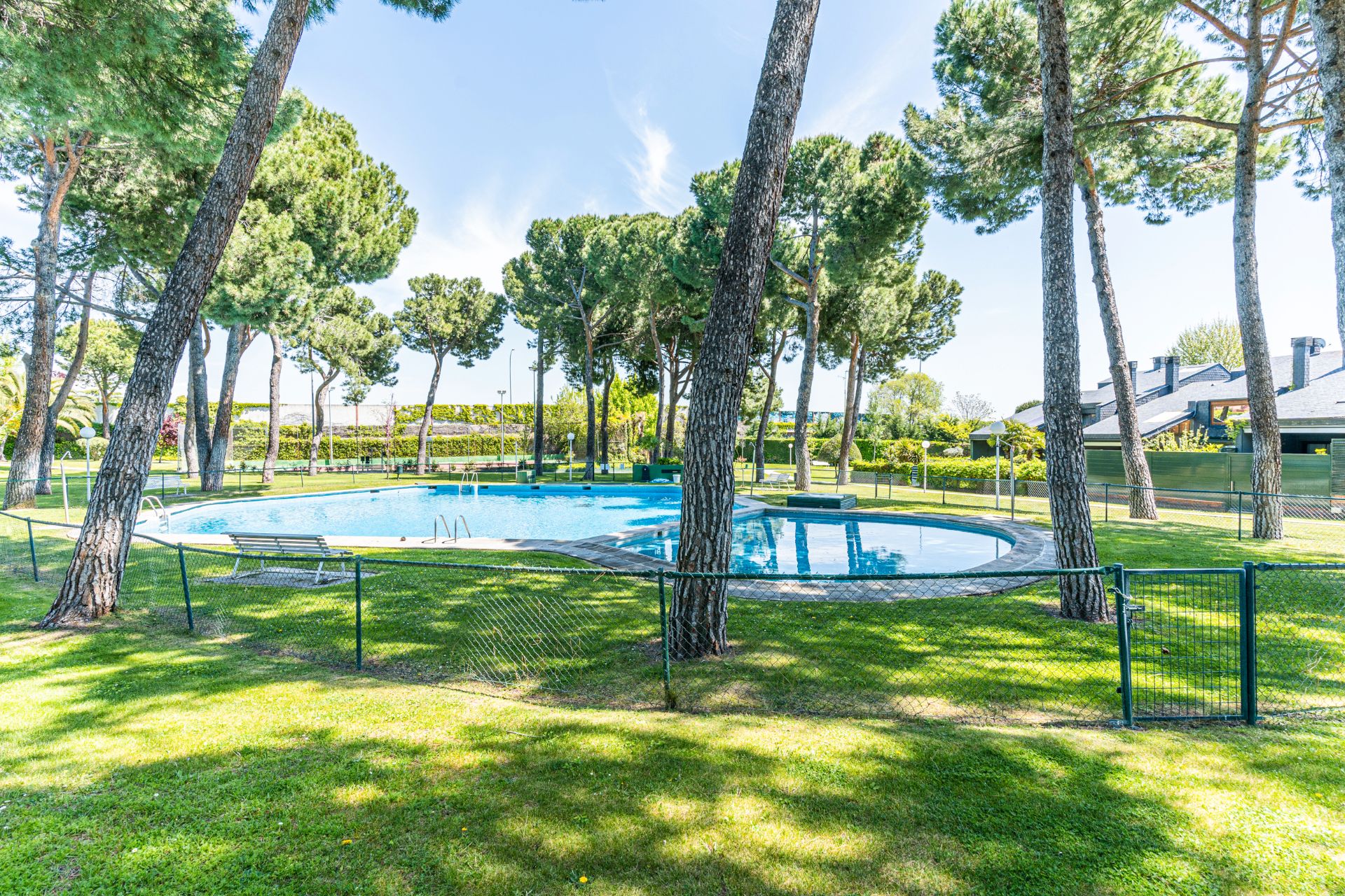 Piscina de Casa adosada en venda en Las Rozas de Madrid amb Calefacció, Jardí privat i Terrassa