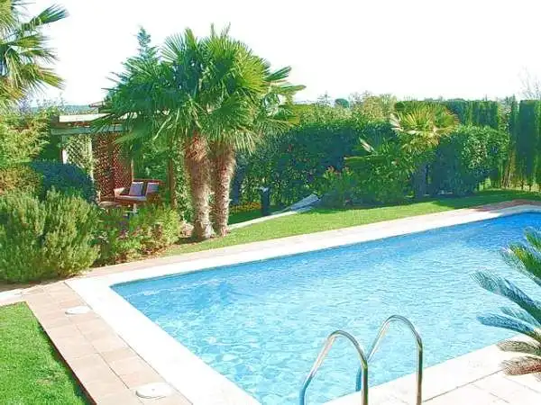 Schwimmbecken von Einfamilien-Reihenhaus zum Verkauf in Navata mit Heizung, Privatgarten und Terrasse