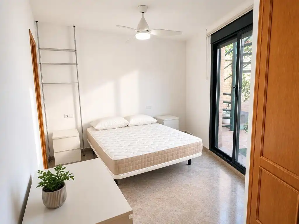 Schlafzimmer von Dachboden zur Miete in Alicante / Alacant mit Terrasse, Abstellraum und Möbliert