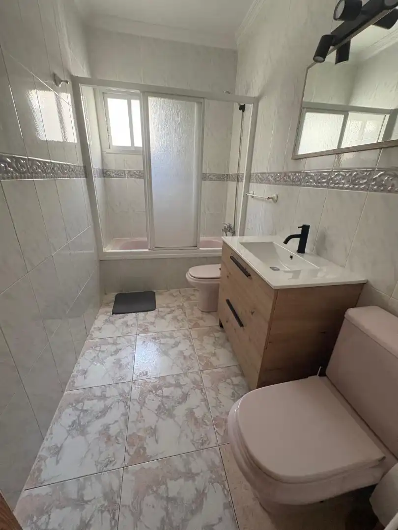 Baño de Piso para compartir en Plasencia con Aire acondicionado, Amueblado y Balcón