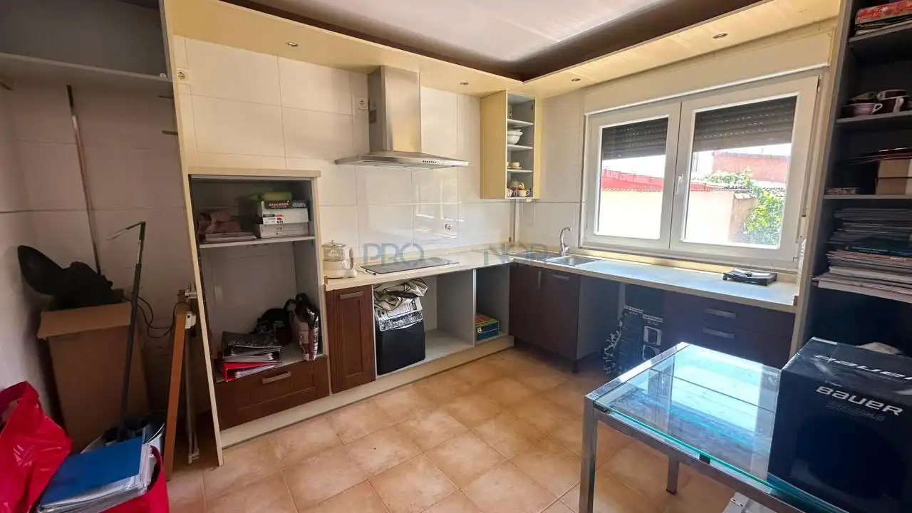 Cuina de Casa adosada en venda en Onzonilla amb Calefacció, Jardí privat i Terrassa