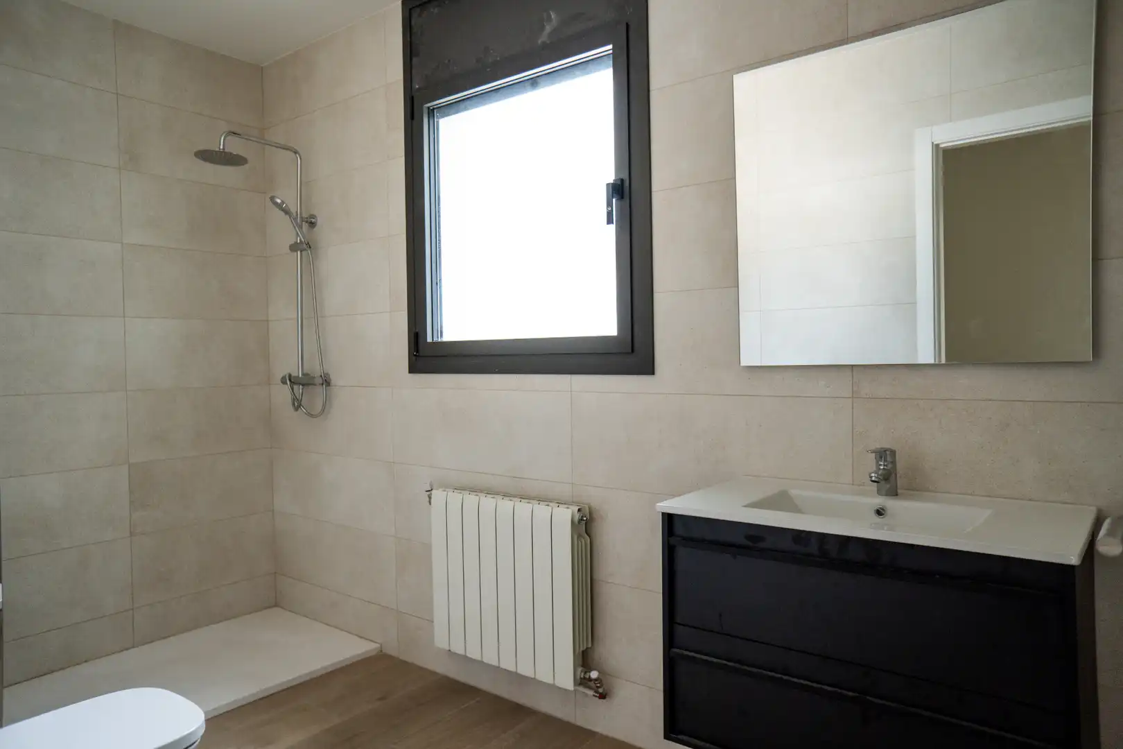 Badezimmer von Einfamilien-Reihenhaus zum Verkauf in Sant Esteve de Palautordera mit Heizung, Privatgarten und Terrasse