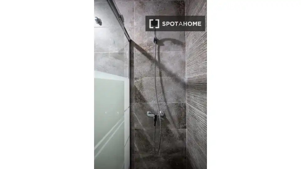 Bathroom of Flat for rent in Madrid  with Air Conditioner, Heating and Furnished