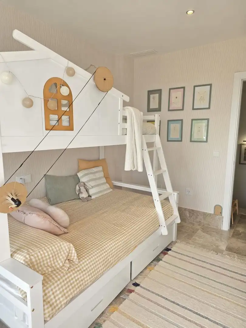 Dormitori de Casa o xalet en venda en Marbella amb Jardí privat, Terrassa i Traster