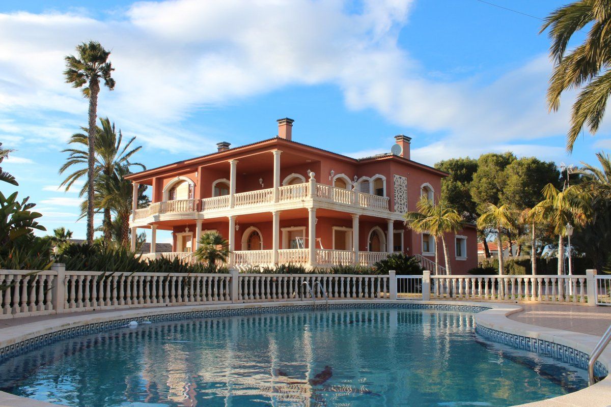 Vista exterior de Casa o xalet en venda en Elche / Elx amb Aire condicionat, Calefacció i Jardí privat