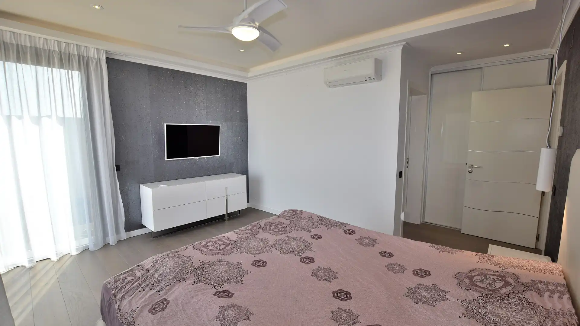 Bedroom of Houses for sale in Cambrils  with Air Conditioner, Private garden and Parquet flooring