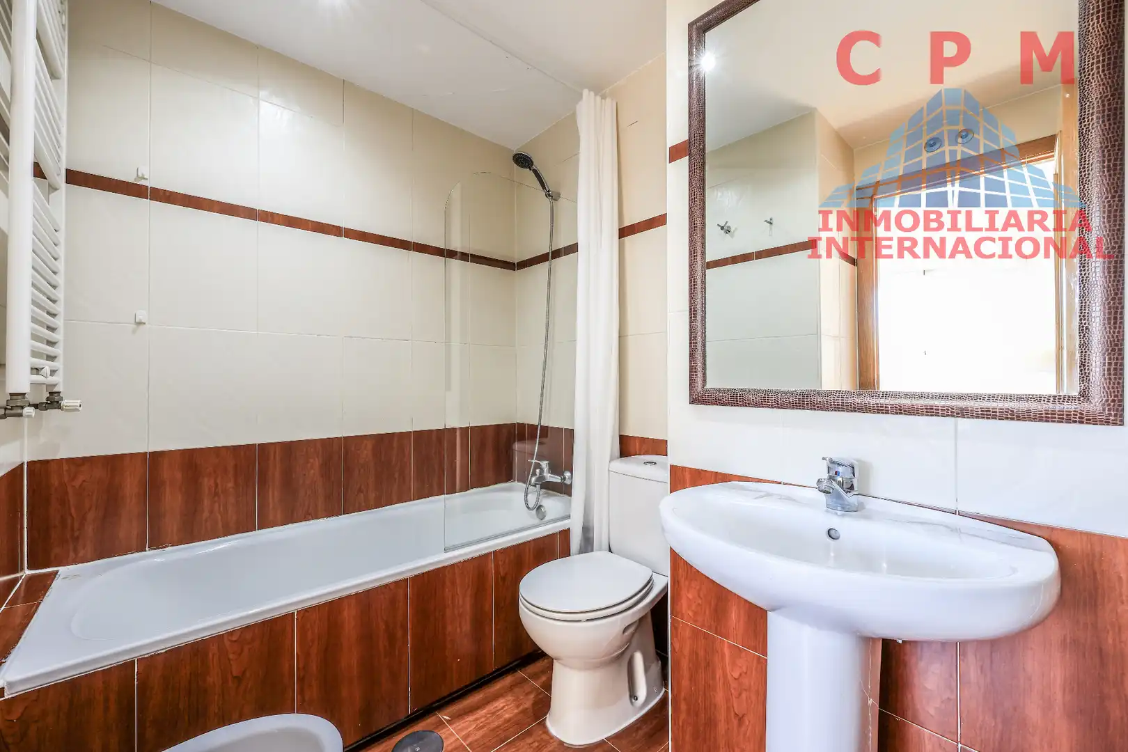 Bathroom of Flat for rent in Madrid  with Air Conditioner, Heating and Parquet flooring